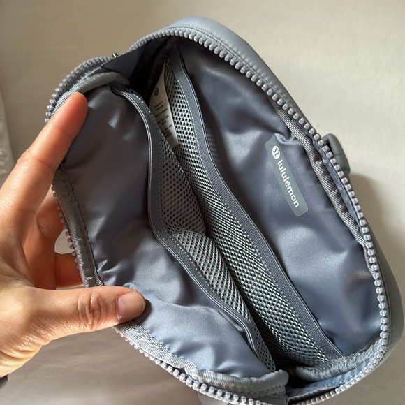 NWT Lululemon Large Everywhere Belt Bg 2L - Picture 9 of 9